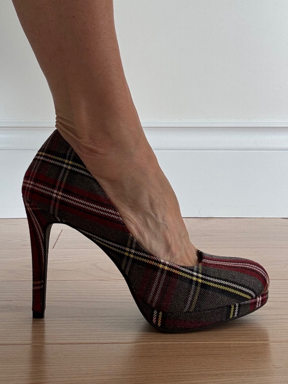 Fiona Grey Plaid Pumps. Size 8.